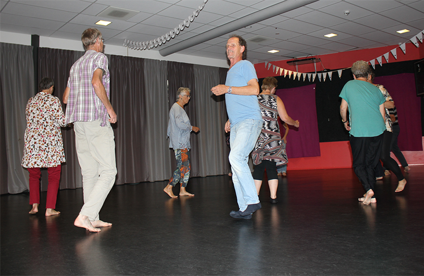 Dansende deelnemers in workshop biodanza