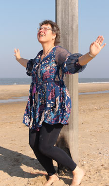 Barbara dansend aan zee